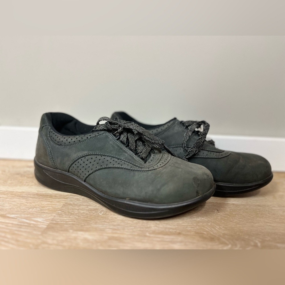 SAS Black Sneakers with Comfort Design and Lace-Up Closure